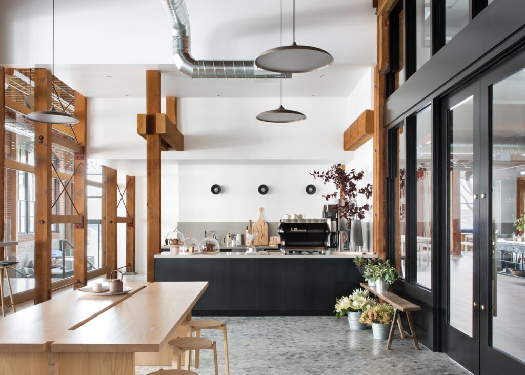 接送法式Brictro启发员工咖啡条