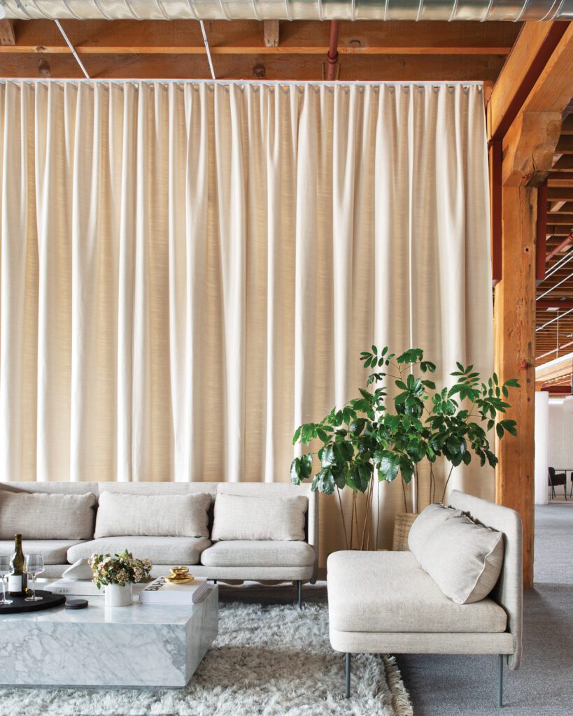 另一休息室自定义窗帘和蓝点座椅