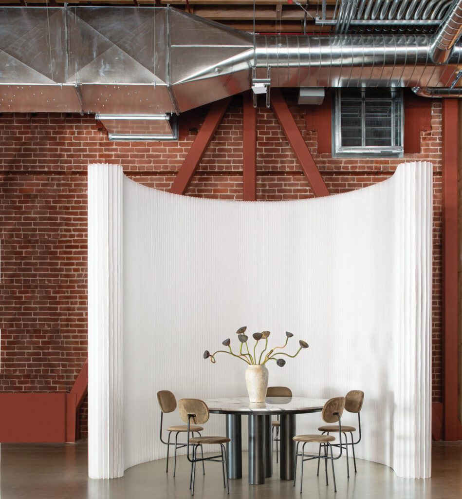 弹性分区通帮助声学并组成特殊会议区,像Afroom Studio椅子和定制表