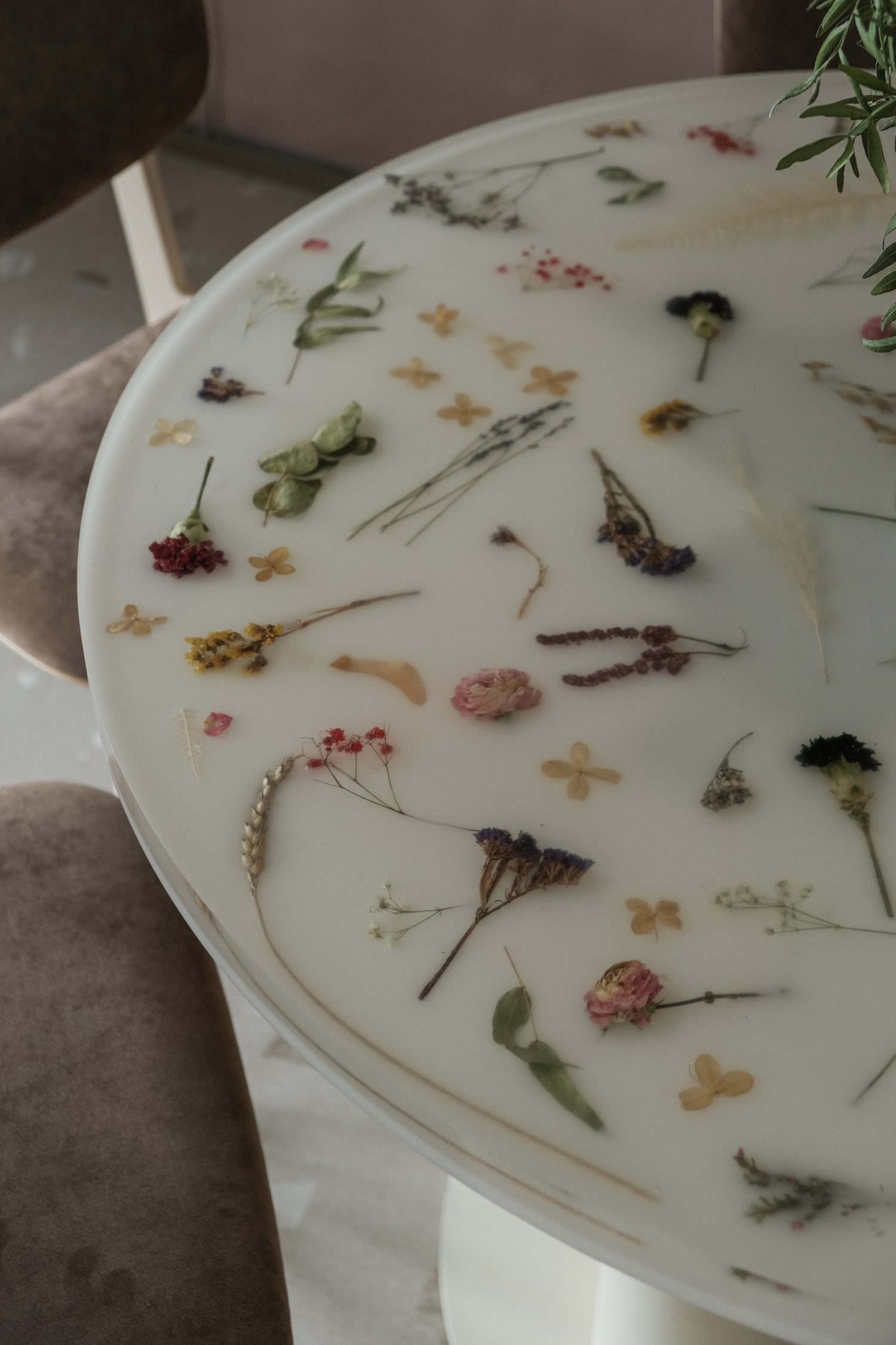 圆形桌面提供嵌入花朵的甜蜜惊喜