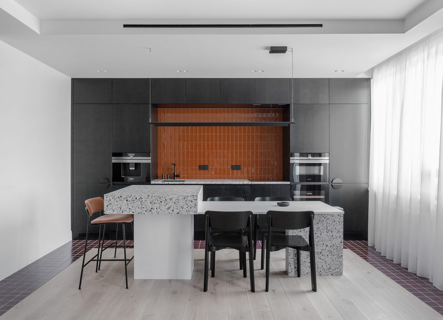 厨房的葡萄酒瓦片反射生活区,但反向模式