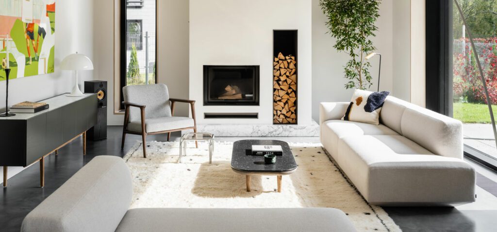 储存式firplace与白沙发 俄罗斯乡下