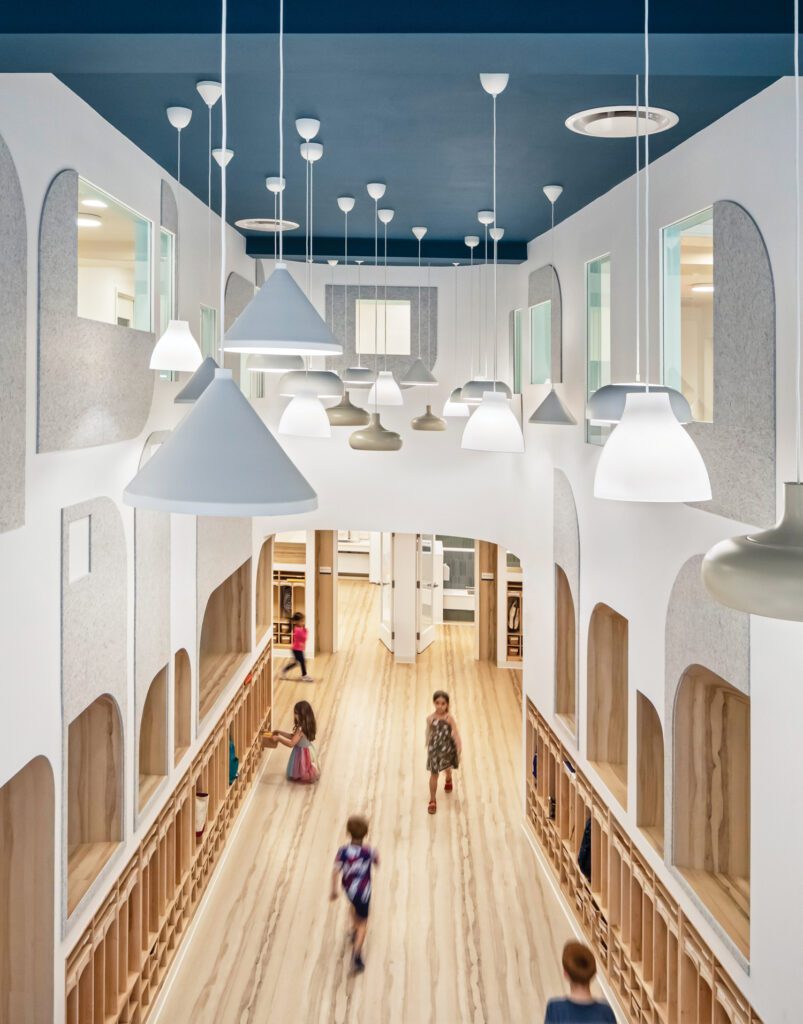 威廉斯堡市儿童学前双层通道, 天花板画以唤起夜空