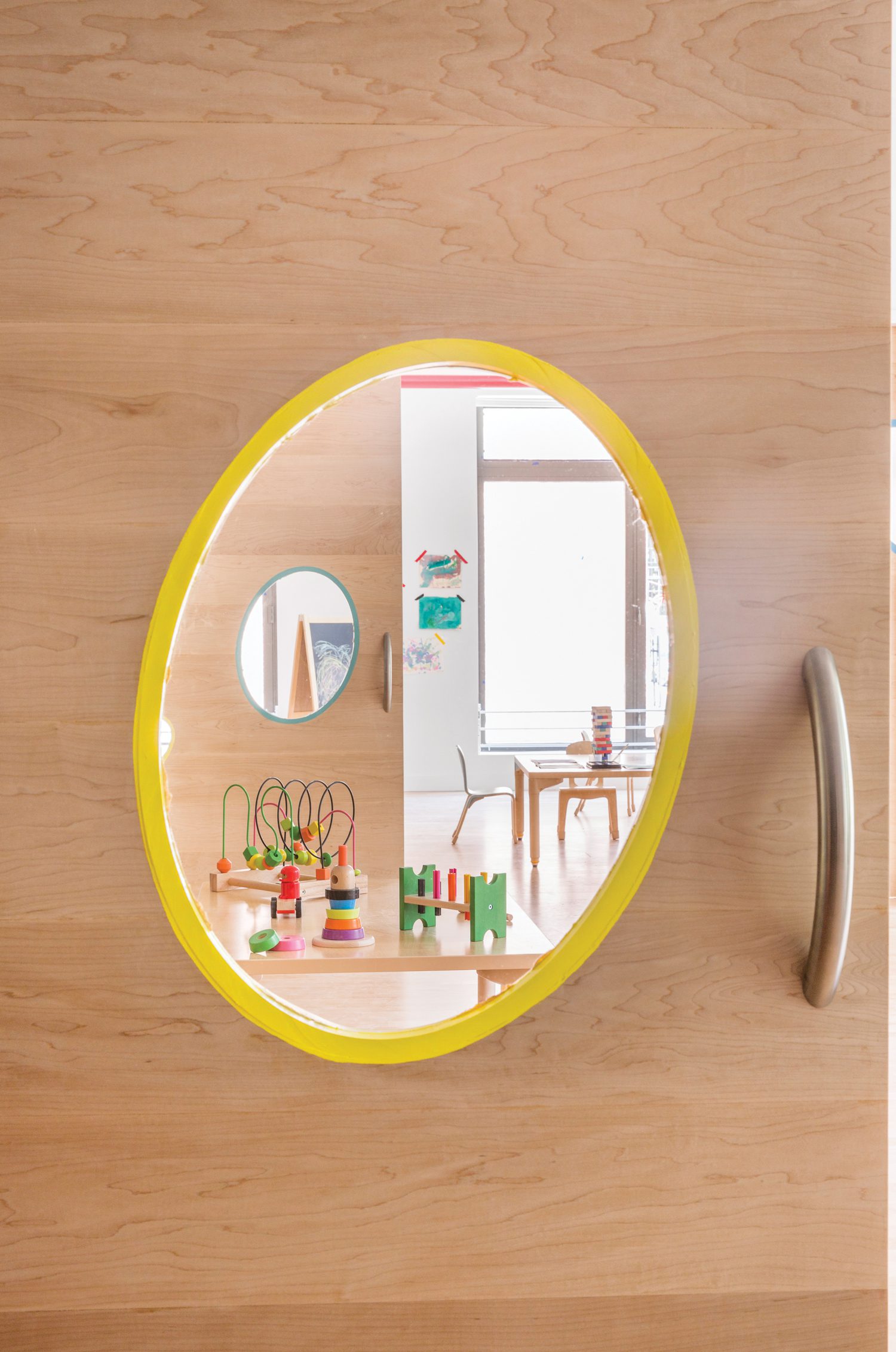 市里小朋友的孔径 借光和寻欢作乐友爱儿童轮椅