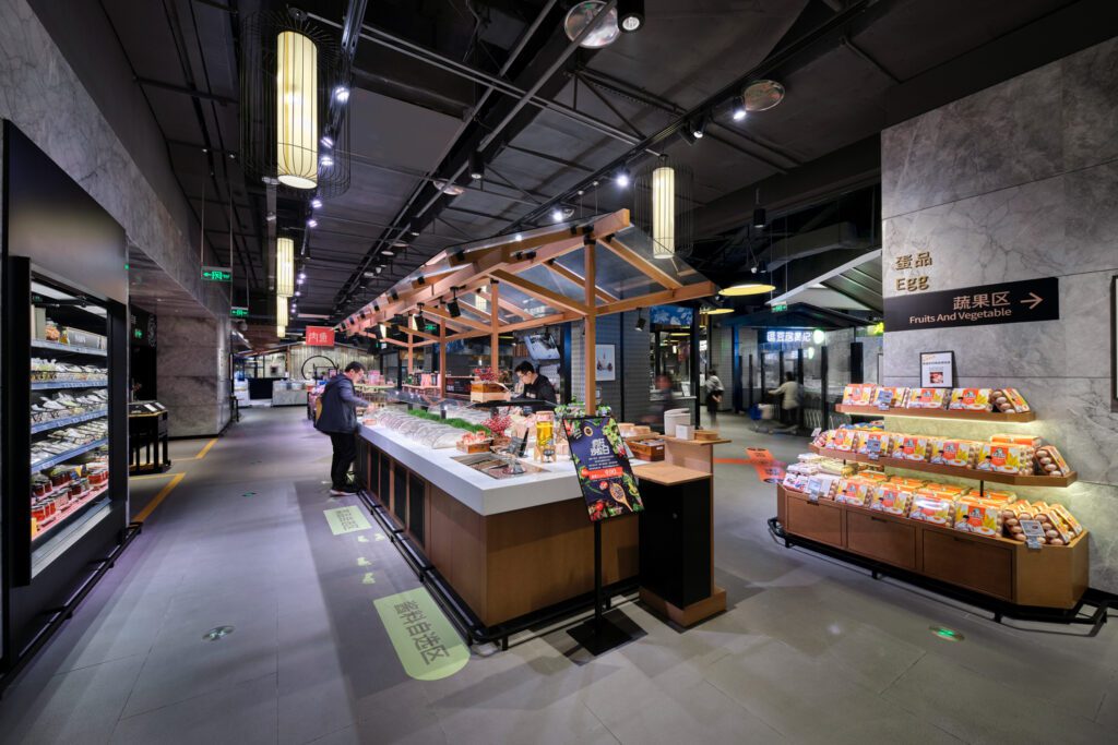 绿灯悬浮沙拉吧上,而楼面则偏斜