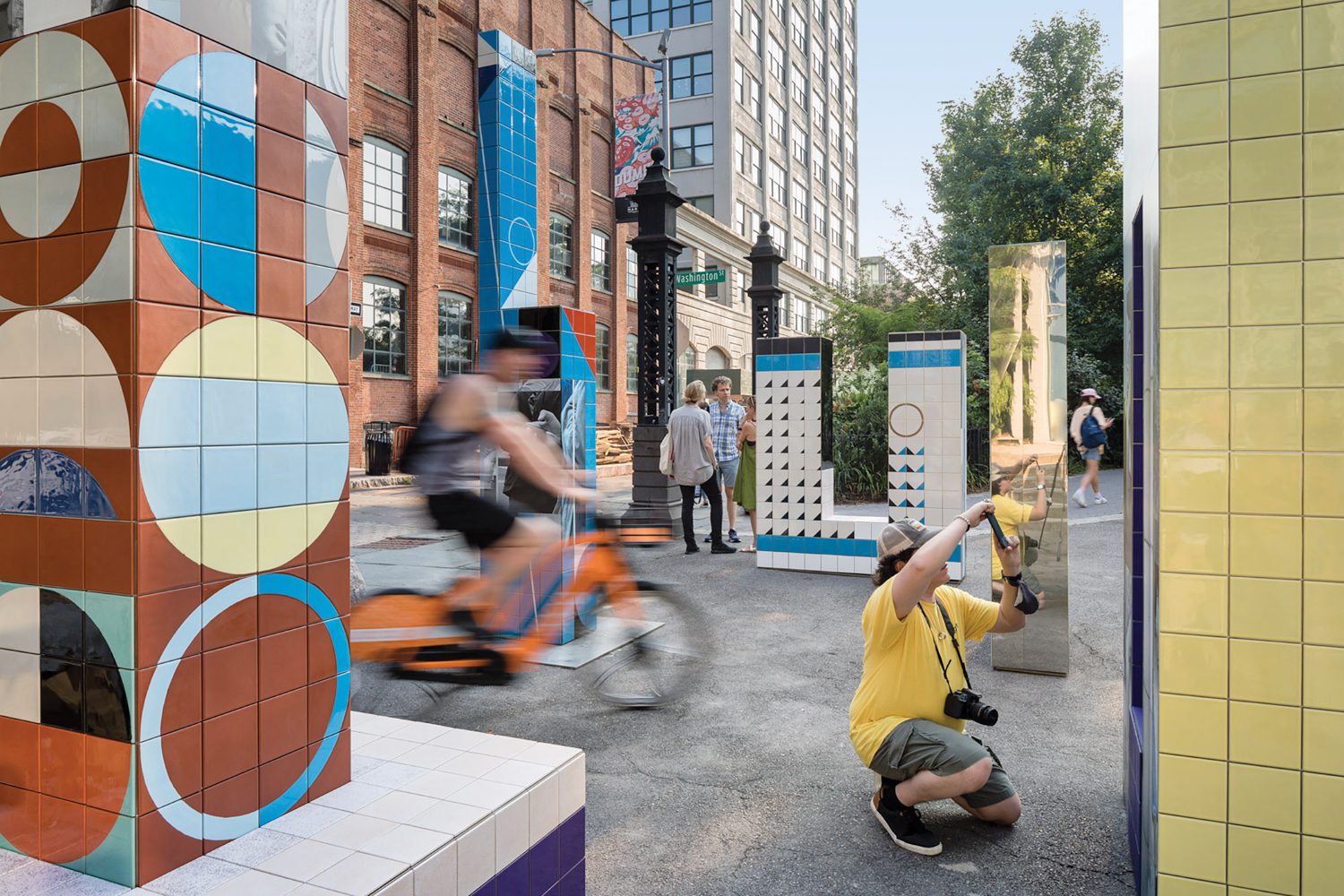 Claudia Wieser公共艺术基金排练由数千块4英寸和6英寸AgrobBuchtal泥瓦组成,Wieser个人手动在柏林演播室手动编程,或编程或编程,以及擦不锈板