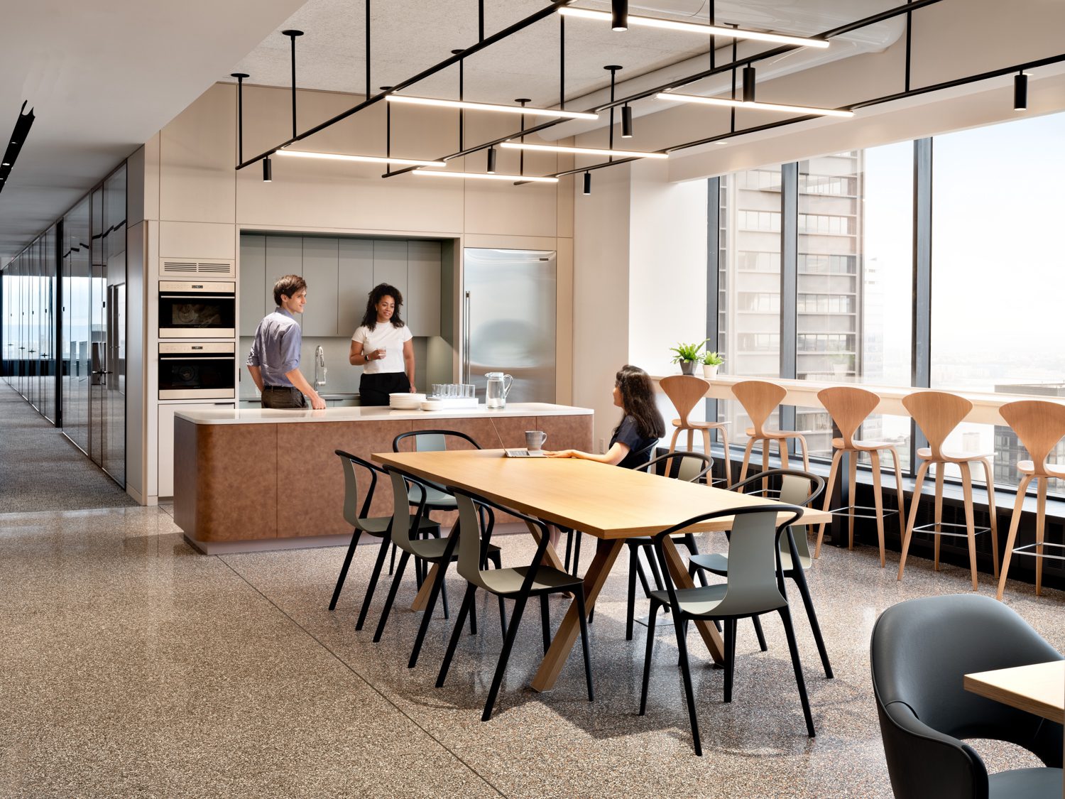 社会枢纽厨房装有沃尔夫墙炉子、零子冰箱、Antonio Citterio水龙头和适配接待台定制小岛Vincent Van Duysen次结构照明系统像雕像安装顶部