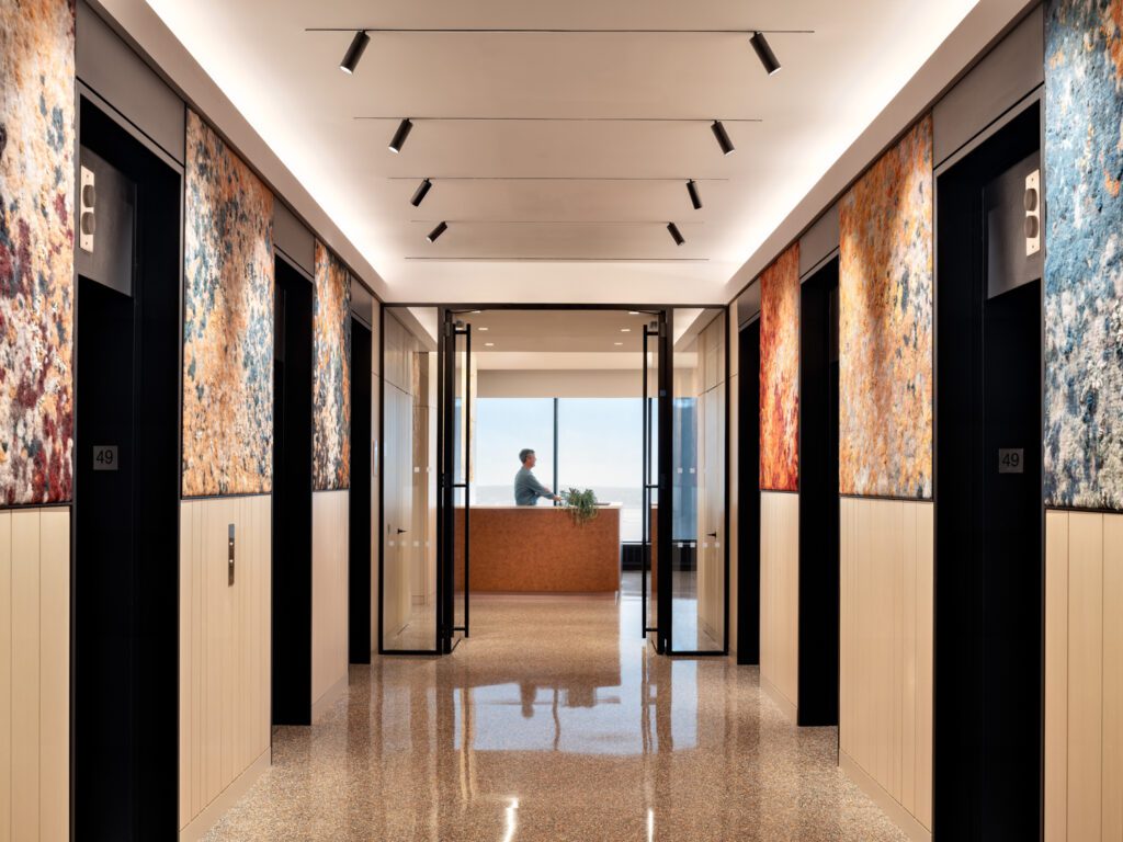 由荷兰艺人和纺织设计师Claudy Jongstra编程的7件单片系列纤维作品Wallace基金会纽约办事处电梯大厅Deborah Berke