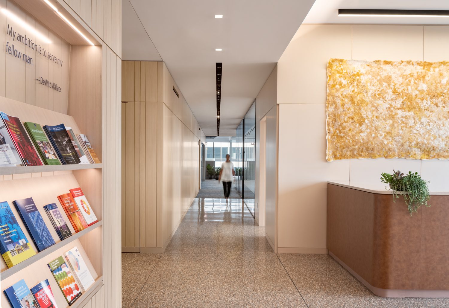 宽环流通道环绕建筑核心,它封装裂开白橡木板和磨坊自定义楼面为terrazzo,停机照明由LF光照