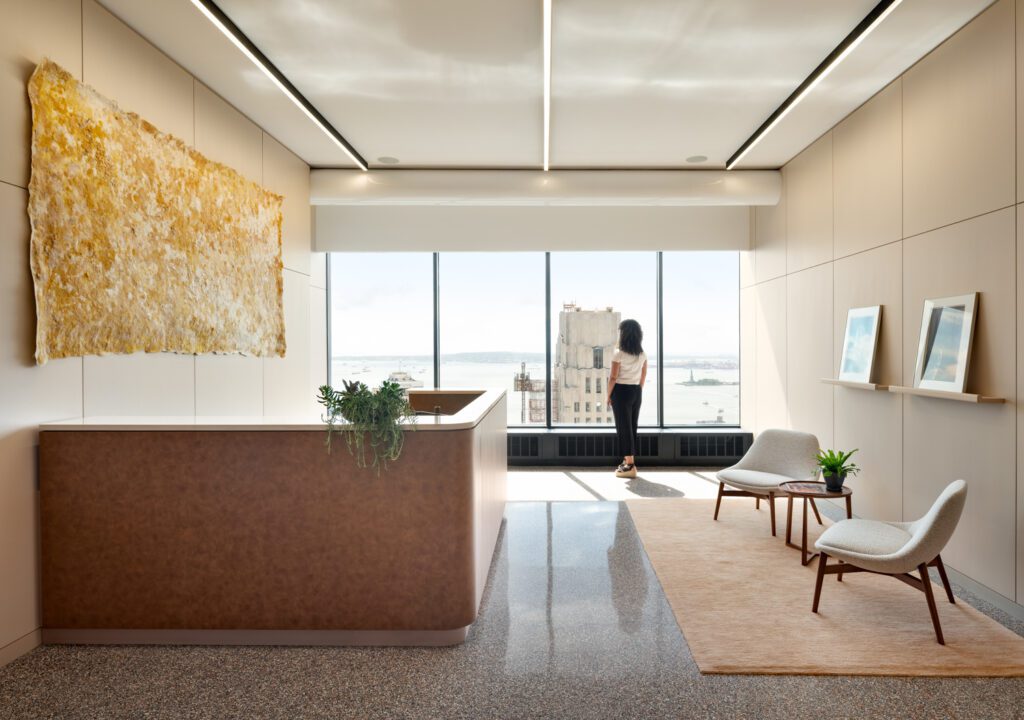 Sun是Jongstra系列的另一项作品,挂在自定义柜台前端,前台配有一对Noe Duchauffour-Lawrance Chia.02轮椅、Claudia+Harry Washingtoncurio表和Judy RossTextiles定制地毯