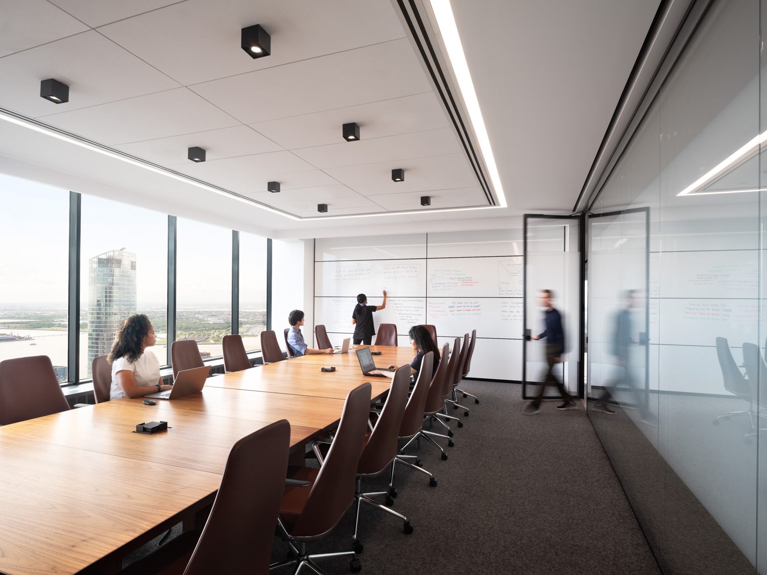 整面天翻白标牌控制主会议室, Mark Goetz高背机办公椅聚集George Miller-Ramos、James Lawrence和Mark Von Der Heide模块表系统
