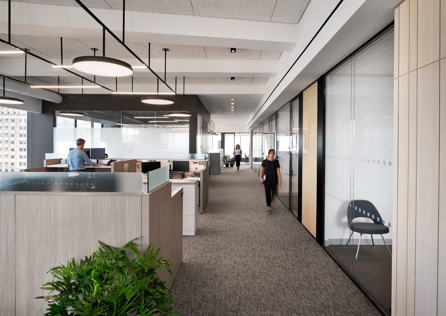 开放工作区-两端均二分之一-配有更多Reff剖面工作站和Vincent Van Duysen照明系统的另一变式