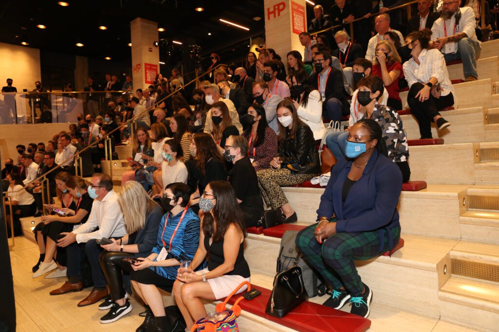 约150名设计师和厂商聚集在MART的台阶上庆祝HiP奖得主