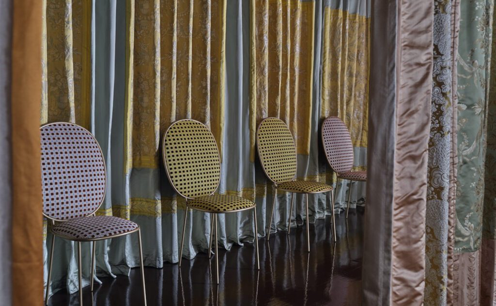 沿屏蔽墙继续用金白云餐椅