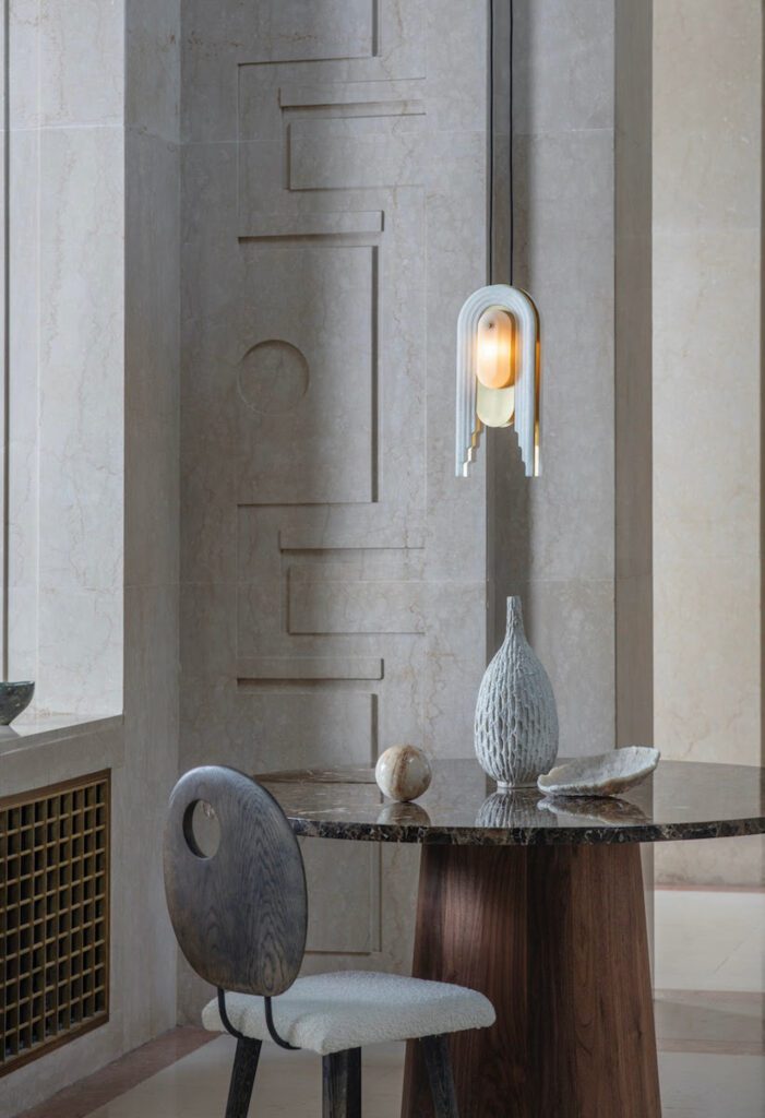 集合由两根嵌入灯、一面灯和楼面和表面灯组成