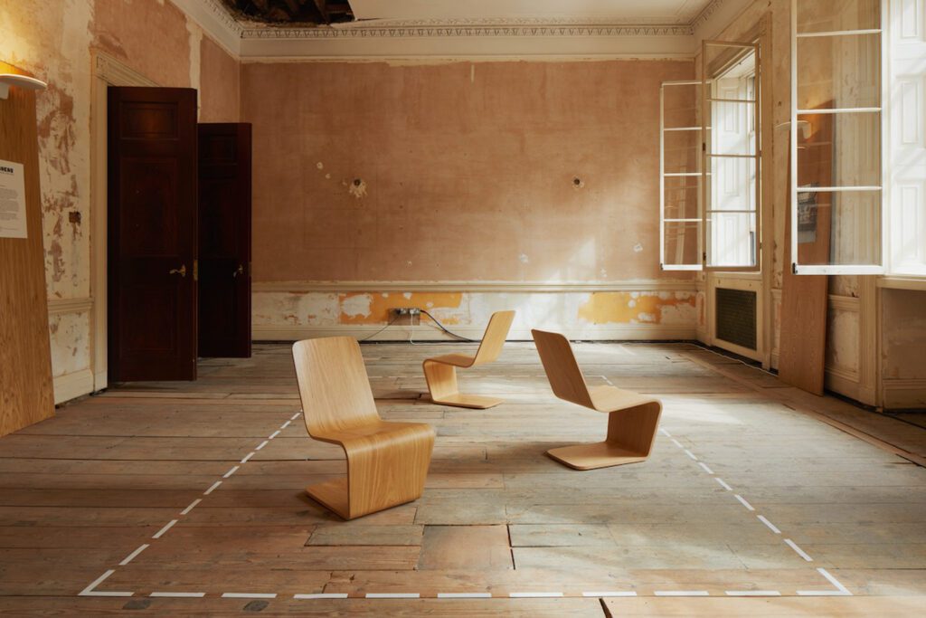 剪接胶合机轮椅的房间铺设铺设地板开窗,没有其他装饰品