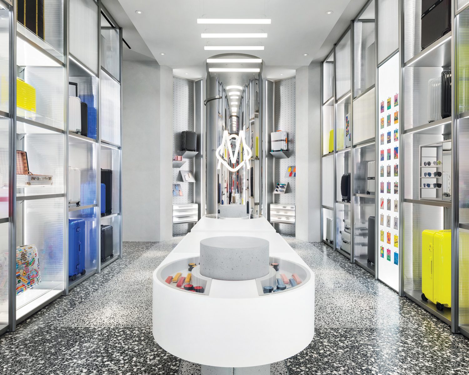 ma-ma与Mass Studio协作的Shoo里imowa行李商店中包括一个新的护照照片机厢,嵌入122.52尺长定制显示表尾面的镜片不锈钢列中