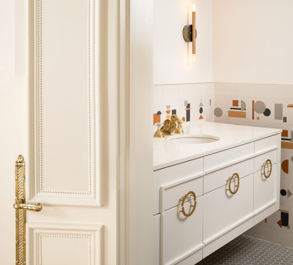 家庭现有定着物,如古典黄铜龙头配新几何形状以备趣味美学