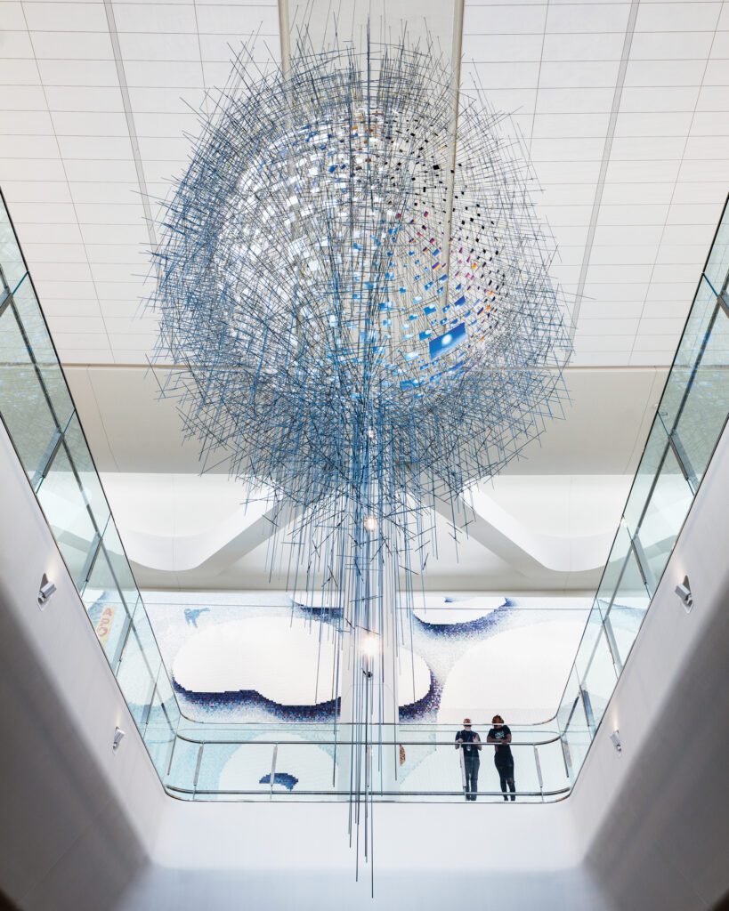 展览/安装 Sarah Sze和Aumuneal项目短于Day,LaGuardia网关伙伴委托公共艺术基金、LaGuardia机场终端B、皇后摄影Nicholas Knight/ContreySarahSze、Laguardia网关伙伴和公共艺术基金NY