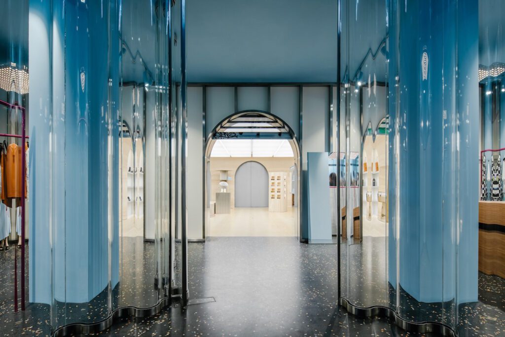 脱白新旗舰商店由AMO设计,OMA智库,荷兰建筑公司Rem Koolhaas创建