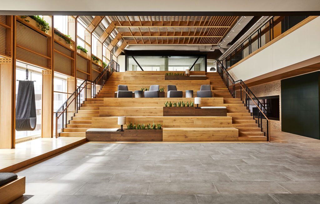 集成灯、定制植物师、带软软软装饰的纹理区地毯和树叶标识悬浮在木偶平台上方的秋千造出一种自带和舒适的气氛