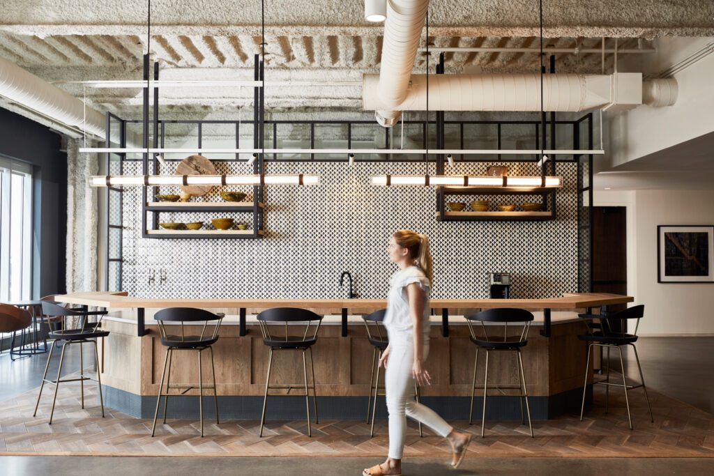 贷款树工作网吧每楼设计得独特外观咖啡馆包括几何木板铺设、工业式玻璃元件和手动瓦片上层开板层