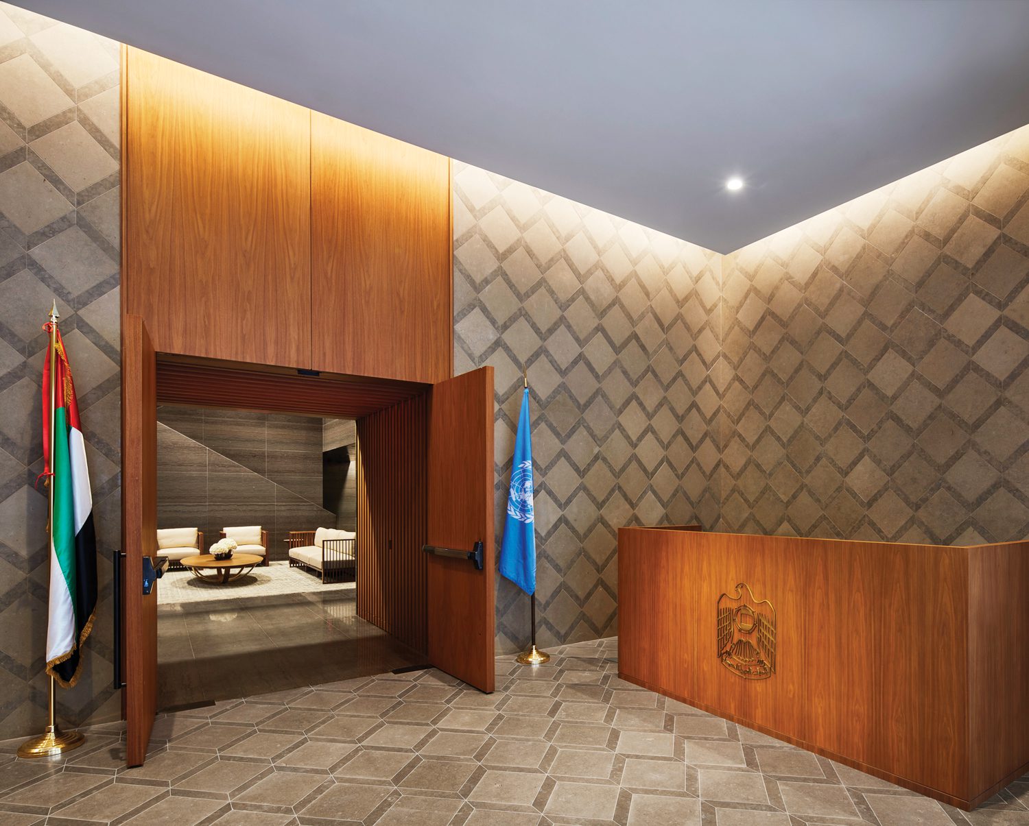 葡语石灰石瓦片覆盖后遗迹的地板和墙壁,自定义木工为核桃