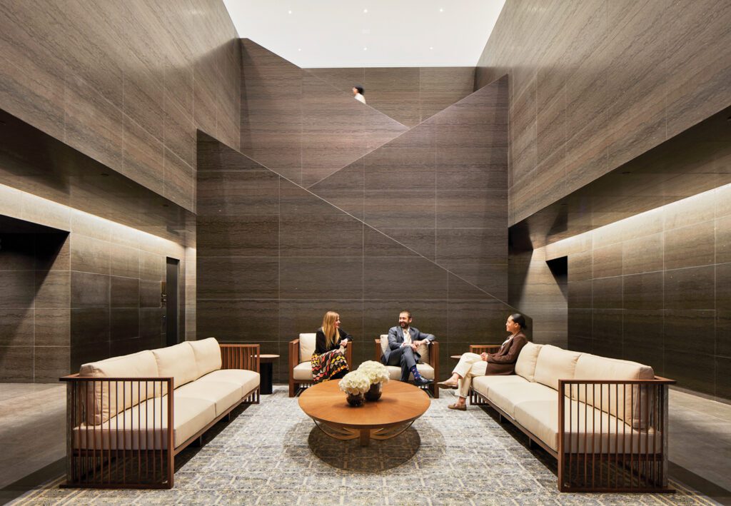 悬浮齐格扎格楼梯从双层入口大厅后方上升