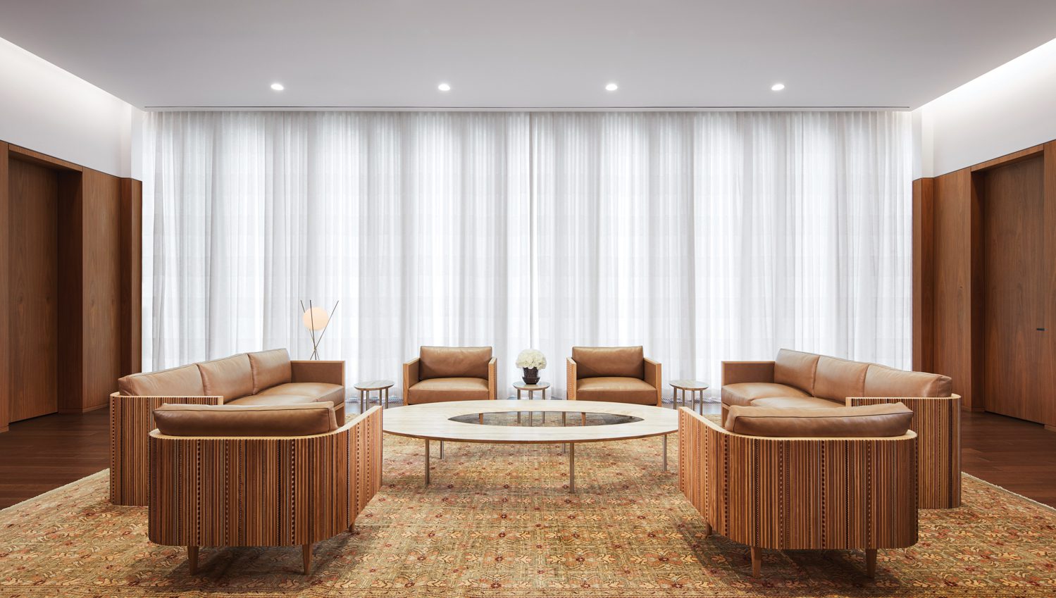 Debs还设计执行办公室咖啡表和机构沙发和臂椅