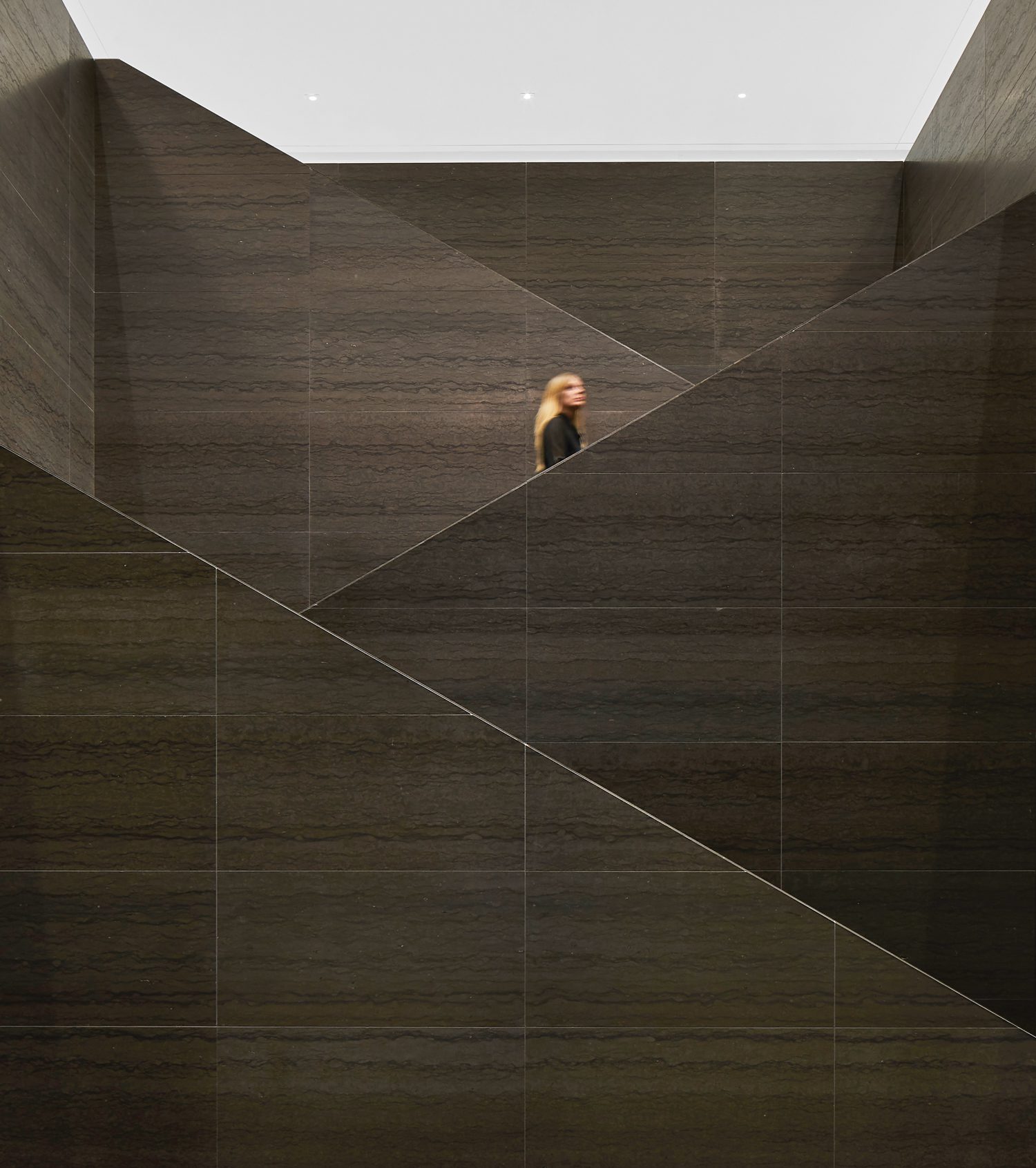 整座入口大厅和楼梯都嵌入St板块皮埃尔石灰石,滑动匹配地质层