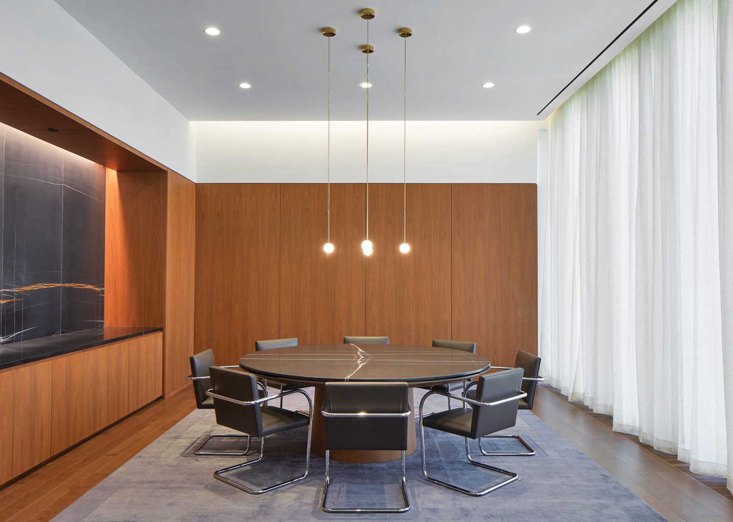 萨哈拉努尔大理石组成特征墙和定制表顶部