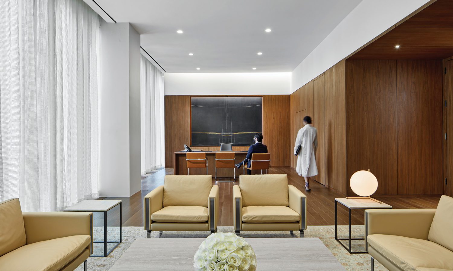 微信休息椅和沙发,Antonio Citterio咖啡和侧桌,以及定制地毯组成大使办公室的座椅区, 大理石特征墙架绑定定制桌和Miesvanderrohe侧椅