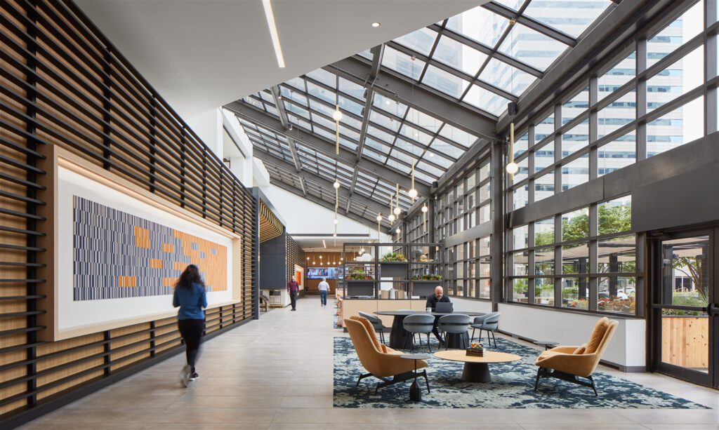 画廊墙和座椅由Bernhardt和National Office