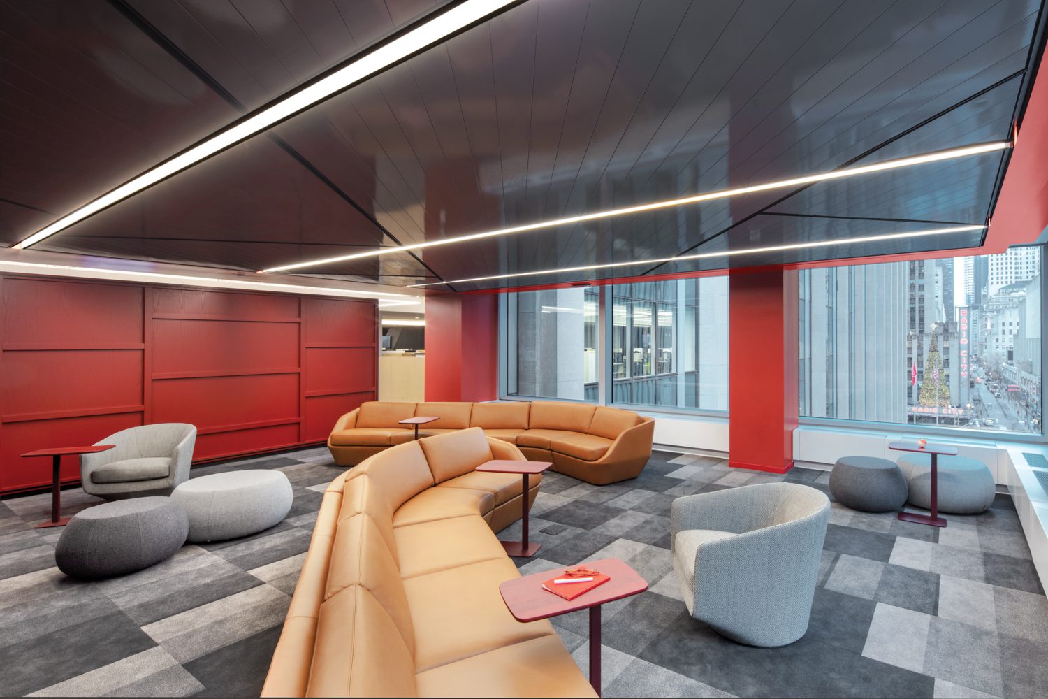 四层办公楼周边分布各种破解区,像这个休息室内装有Noe Duchauffour-Lawrance电影沙发