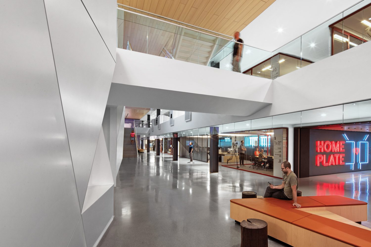 游戏亮点投射到粉状金属特征墙上,其方位取自棒球方块几何