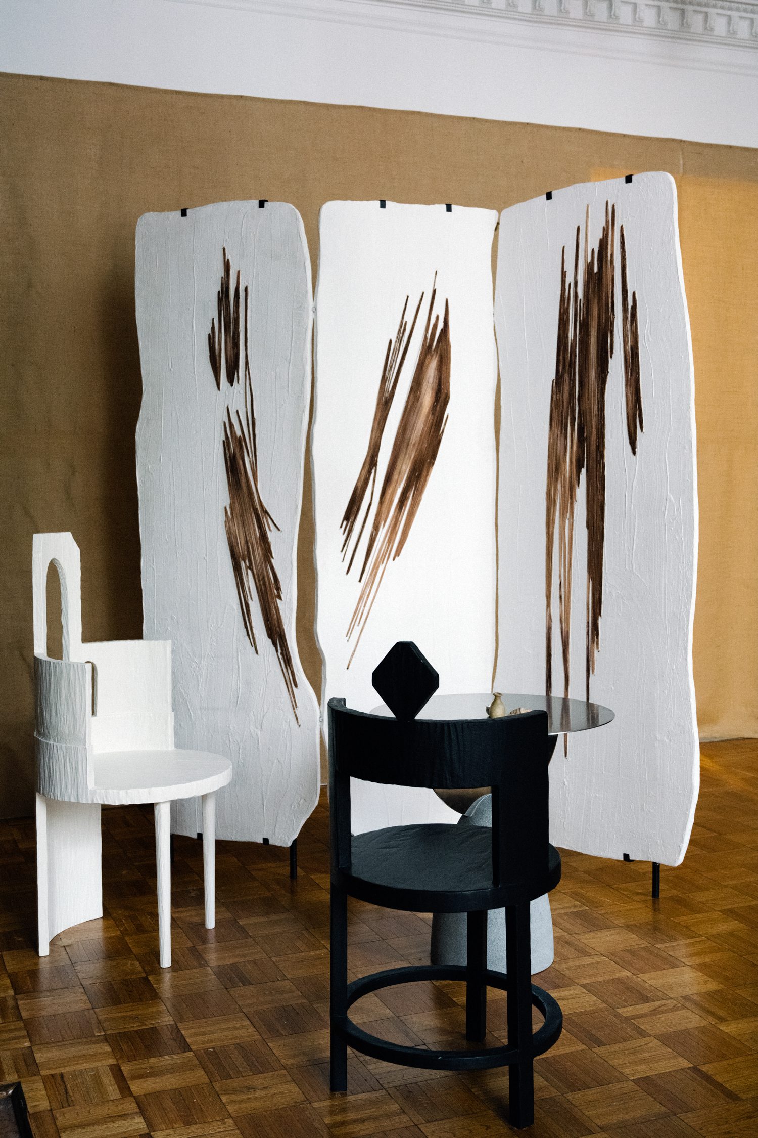 网关室分治器与Salome Chigilashvili协作使用聚合物和石膏刺绣展示配方雕像椅I和III