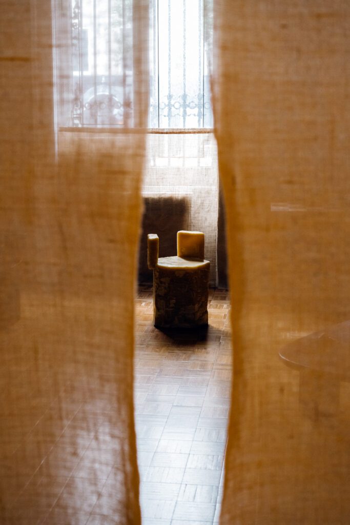 Emma Scully选择覆盖墙并挂窗帘法式黄麻