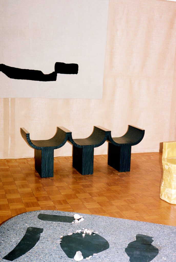 上路Sels与c-tapis双组合作编程,设计师三座画橡木和不锈钢,Supra咖啡桌自然河流石、terrazzo和Oak