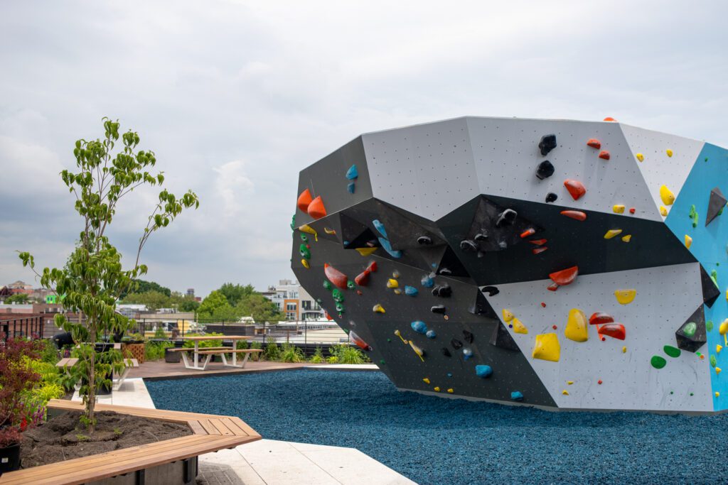 风景屋顶花园内更多爬墙Entres Prises全年提供户外爬树