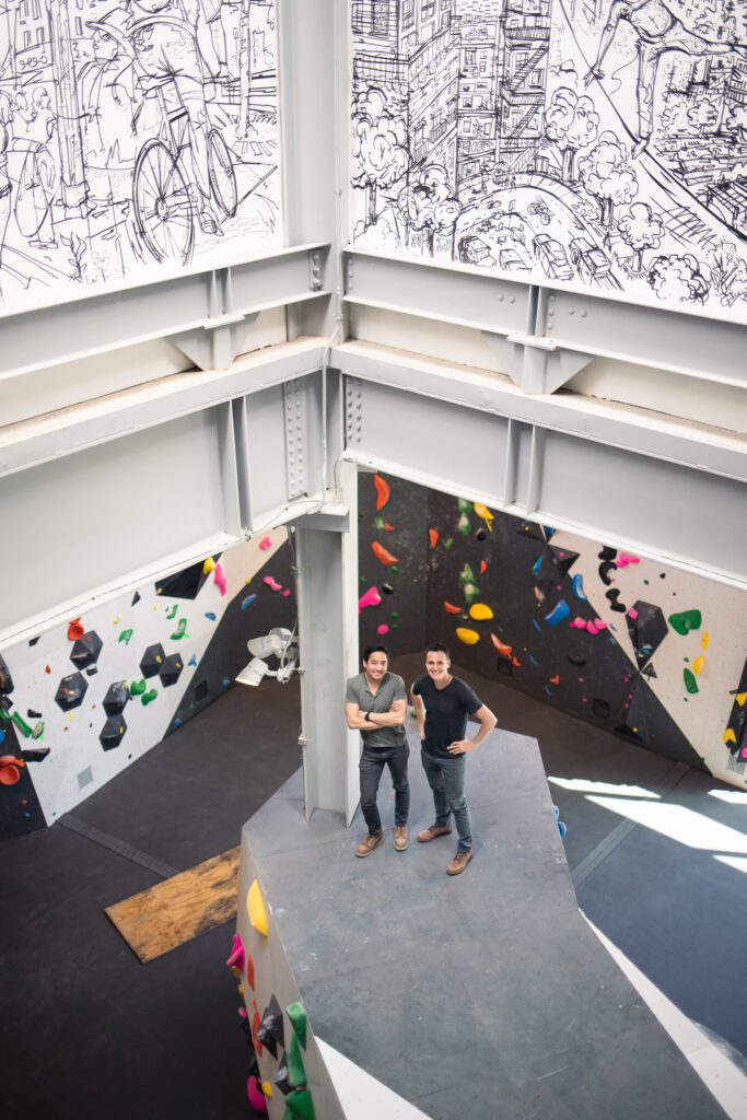 创建者NamPhan和DavidSacher站在DJNEff的另一幅壁画下