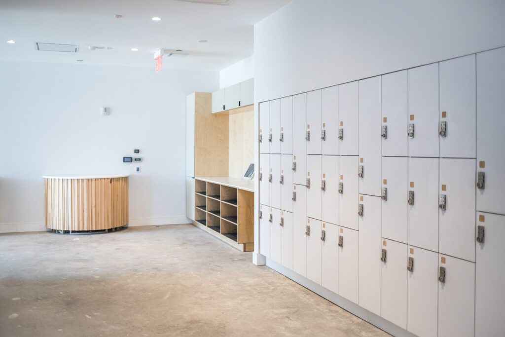 锁区成员与宾客有混凝土楼层并喷洒Maple和Bortalbirch胶合板加白Corian顶台