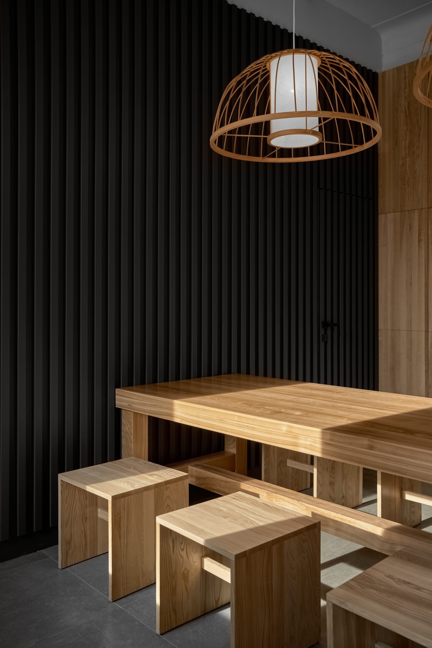 图形黑墙松散自定义灰板和凳子的锐滑线