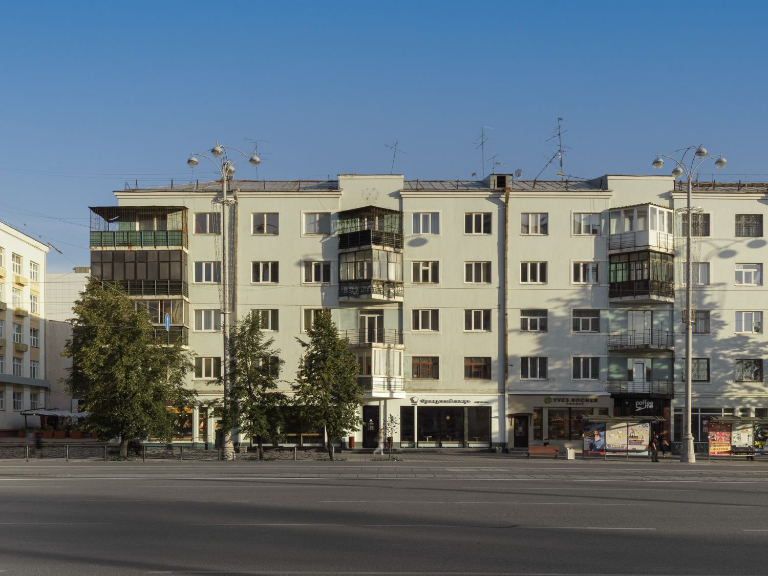 咖啡馆位居前名塞拉商店