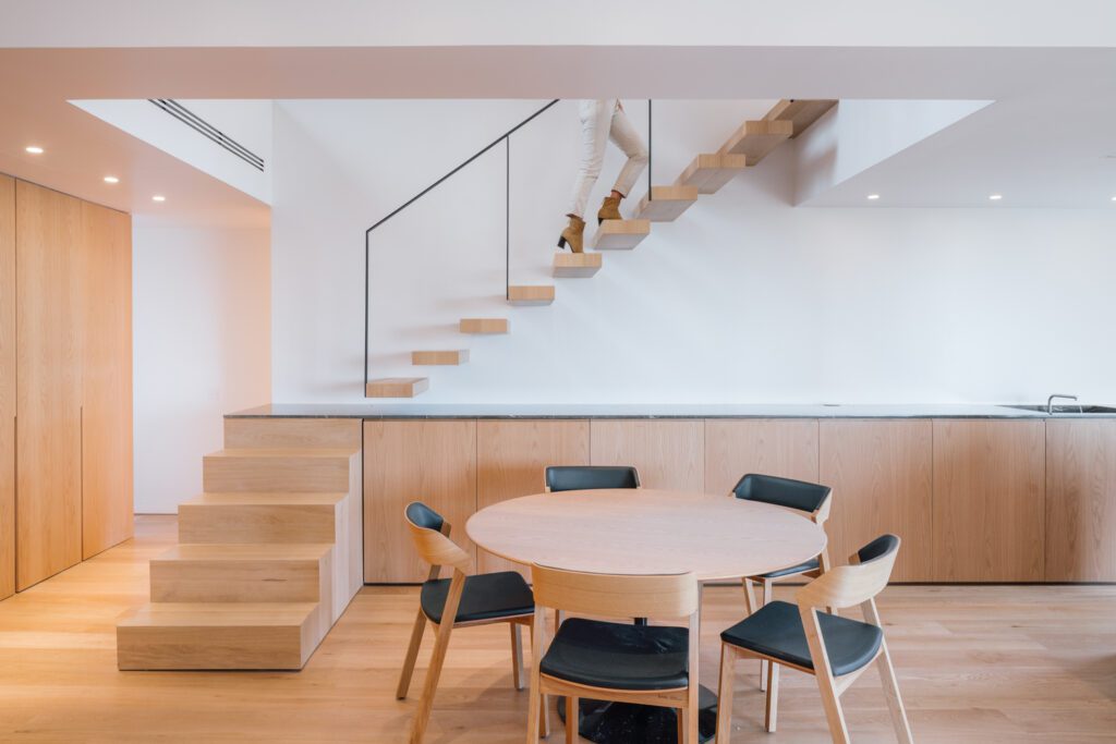 浮动楼梯通向二级