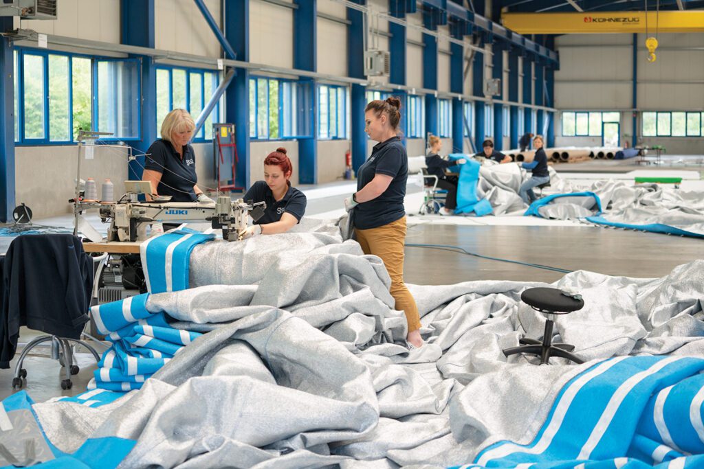 数万码织物暂时隐蔽巴黎Arc de Triomphe