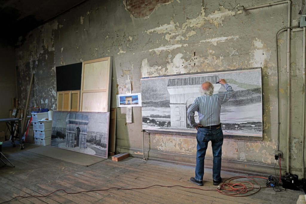 数万码织物暂时隐蔽巴黎Arc de Triomphe