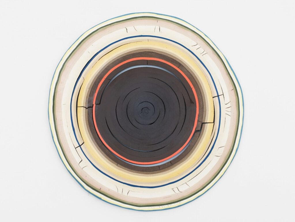 平面地球陶瓷墙艺术由艺人Cody Hoyt制作