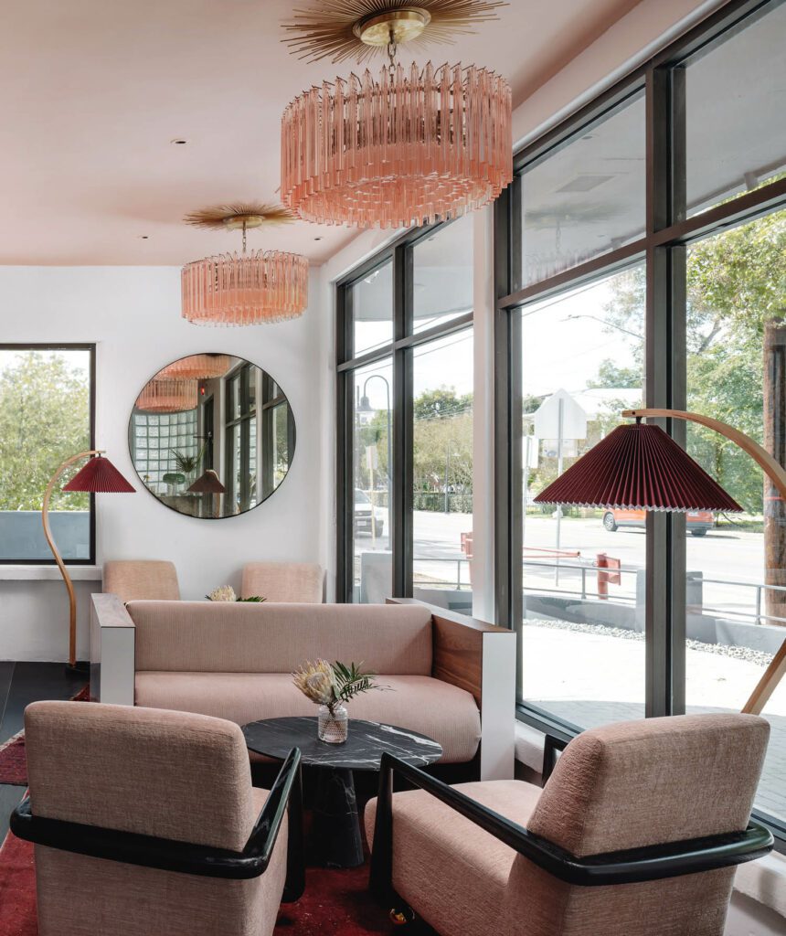 休息室包括Jonathan Adler的椅子、Etsy Chandeliers从1stdibs的地毯和CB2镜像