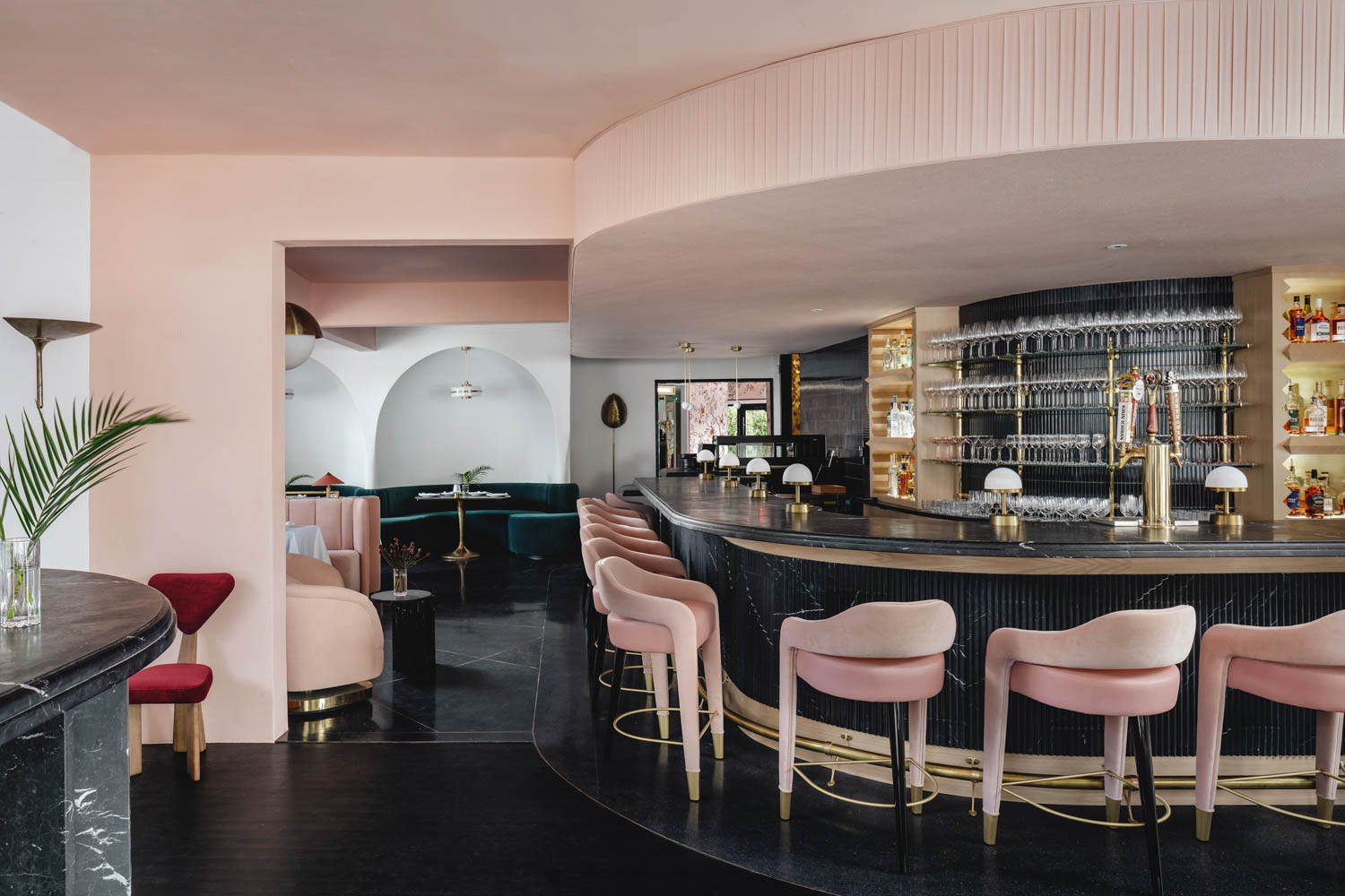 酒吧环绕着流水瓷砖,自定义柜由MaderaMillwork组成,由Kegworks组成,由Future Perfect组成,由Ballard设计带墙和天花板纸