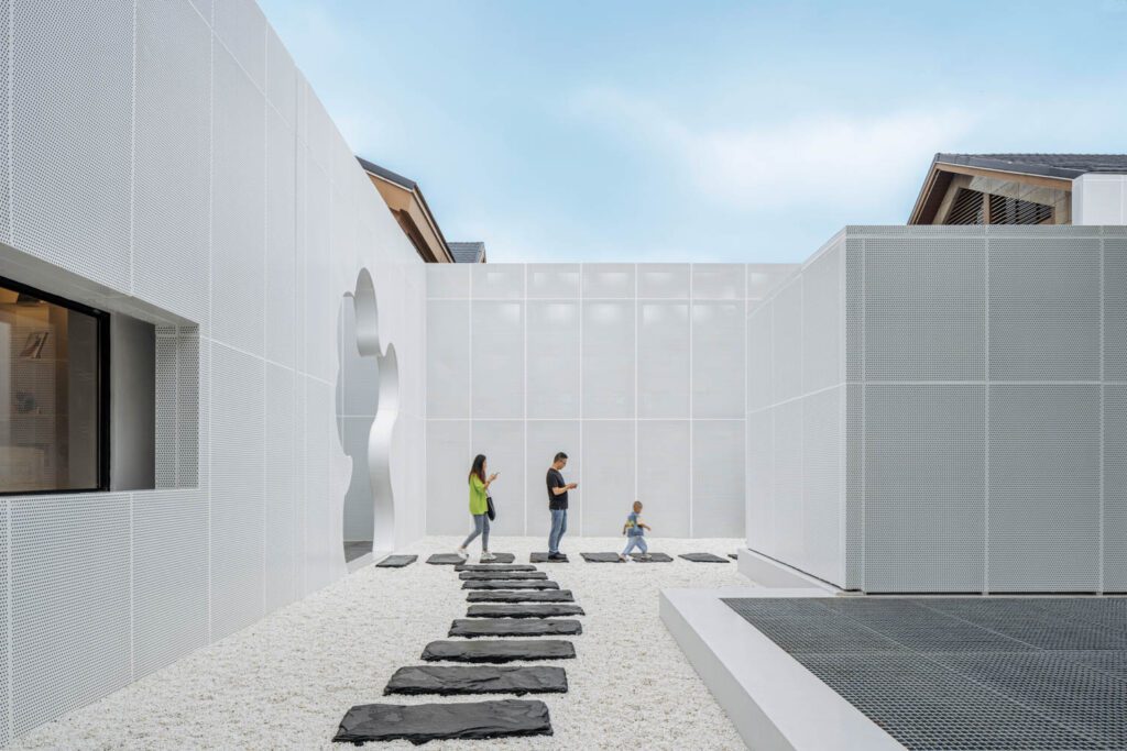 封装书店院的2019楼对面前侧穿透铝屏 碎石加花岗岩铺石